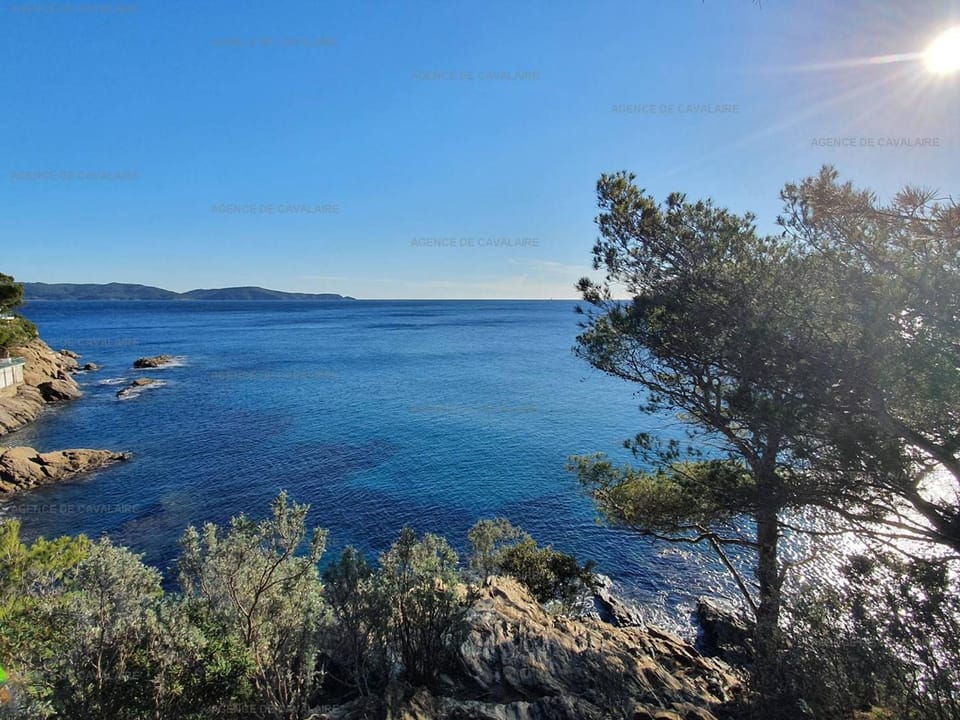 Grand studio mezzanine avec vue mer, parking et climatisation à deux pas de la calanque de la Cron - FR-1-100-319 Apartment in Cavalaire-sur-Mer