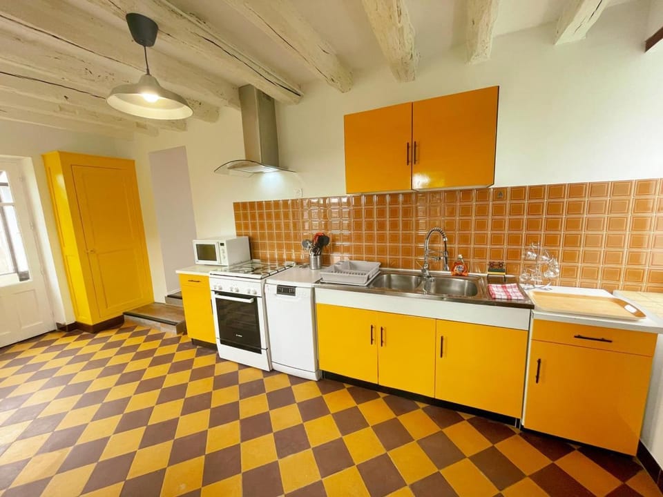 Gîte Rénové en Tuffeau avec Jardin, Animaux Bienvenus - FR-1-381-556 House in Centre-Val de Loire
