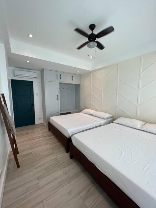 Bed, Photo of the whole room, Bedroom, fireplace, wardrobe