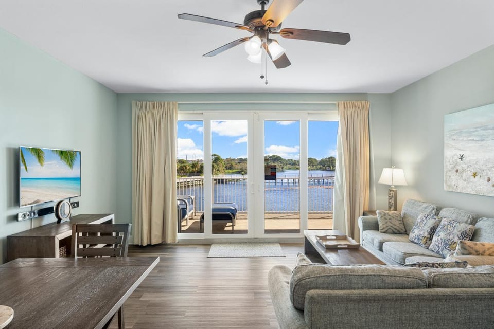 Living room, Lake view