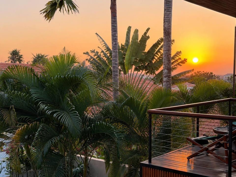 Digital Nomads! Couples! Modern Explorers! A Fresh LuxXe Hideaway in Prime Canggu for 10 Villa in North Kuta
