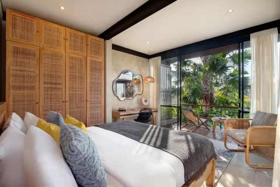 Digital Nomads! Couples! Modern Explorers! A Fresh LuxXe Hideaway in Prime Canggu for 10 Villa in North Kuta