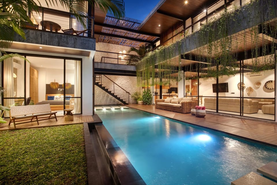 Property building, Night, Garden, Garden view, Pool view, Swimming pool, sunbed