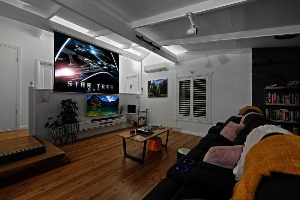 Communal lounge/ TV room, TV and multimedia, Living room, Seating area, Evening entertainment