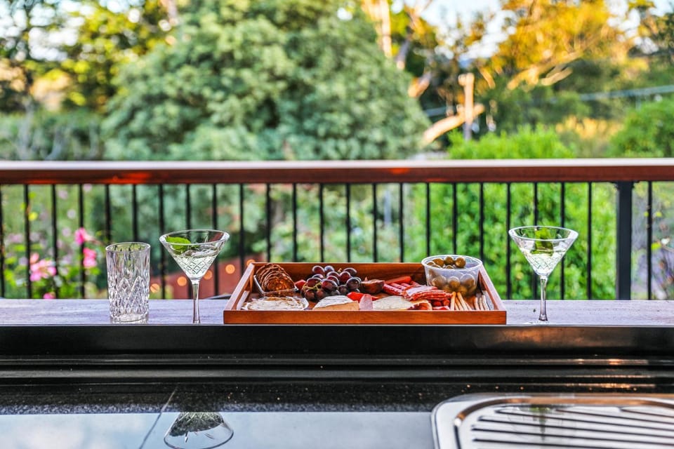 Patio, Day, BBQ facilities, Garden, View (from property/room), Balcony/Terrace, Food and drinks, Food, Garden view, Drinks