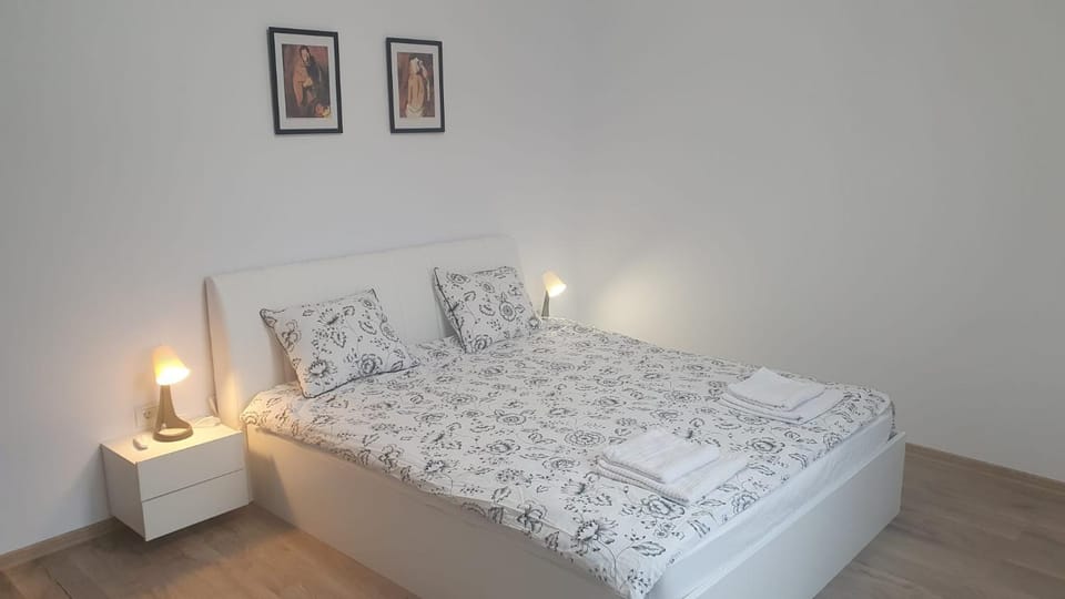 Bed, Bedroom, towels