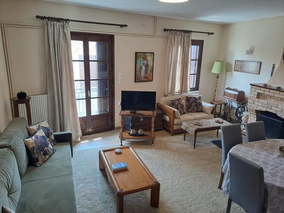 TV and multimedia, Living room, Seating area, Dining area, fireplace