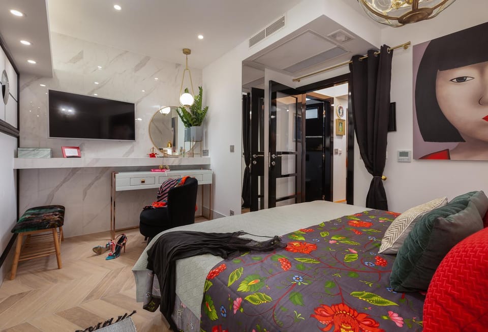 Bed, TV and multimedia, Evening entertainment, Bedroom