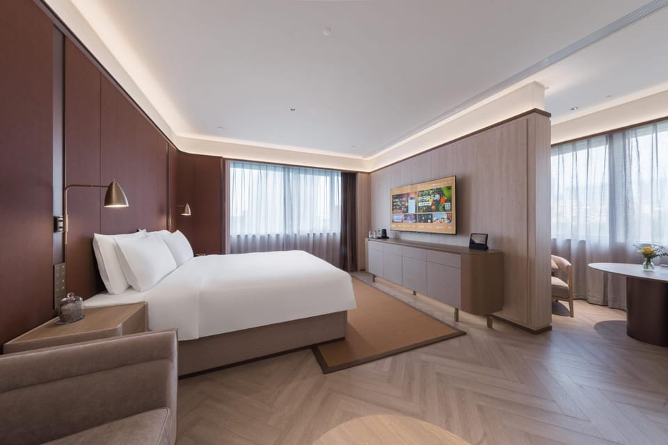 TV and multimedia, Living room, Photo of the whole room, Seating area, Bedroom
