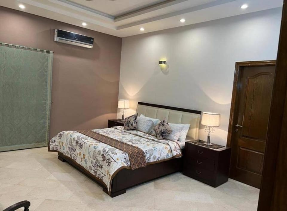 Bed, Seating area, Bedroom, air conditioner