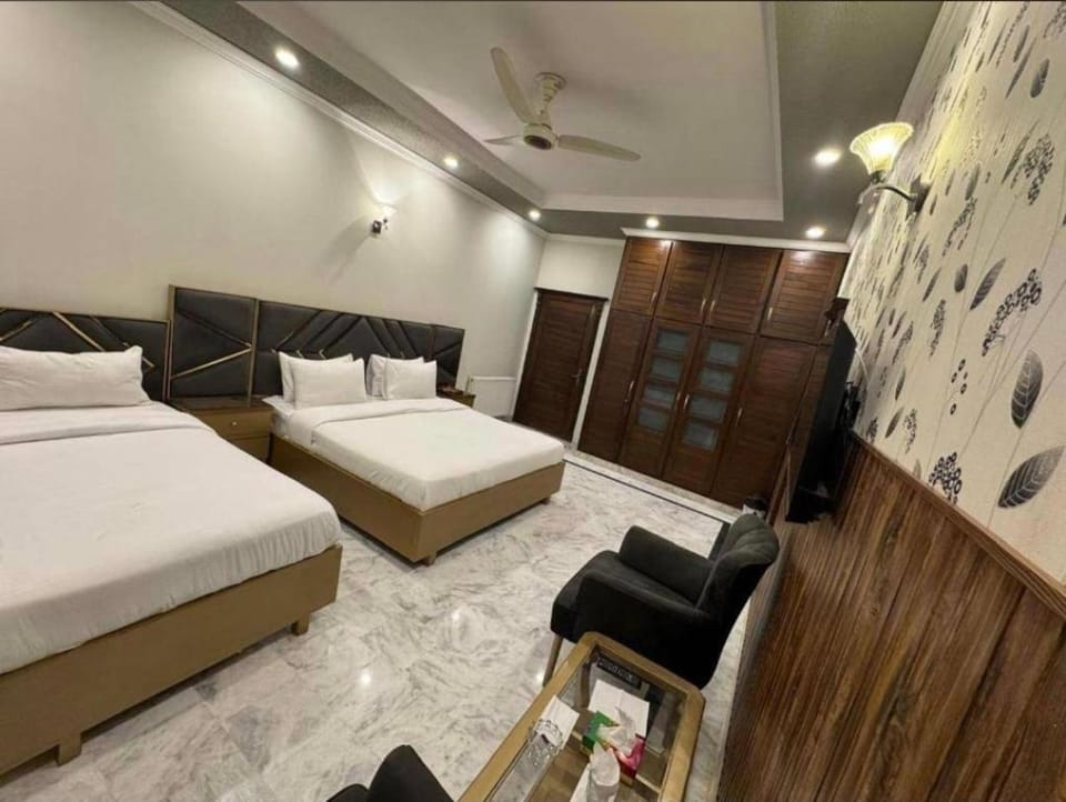 Bed, TV and multimedia, Living room, Seating area, Bedroom