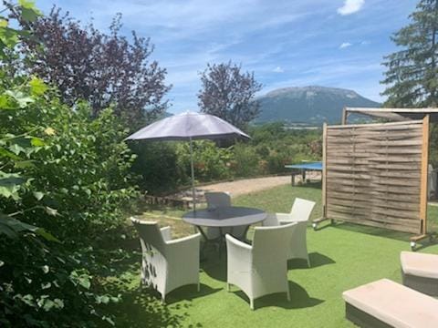 Natural landscape, Garden, Dining area, Garden view, Mountain view, Pool view, Swimming pool, sunbed