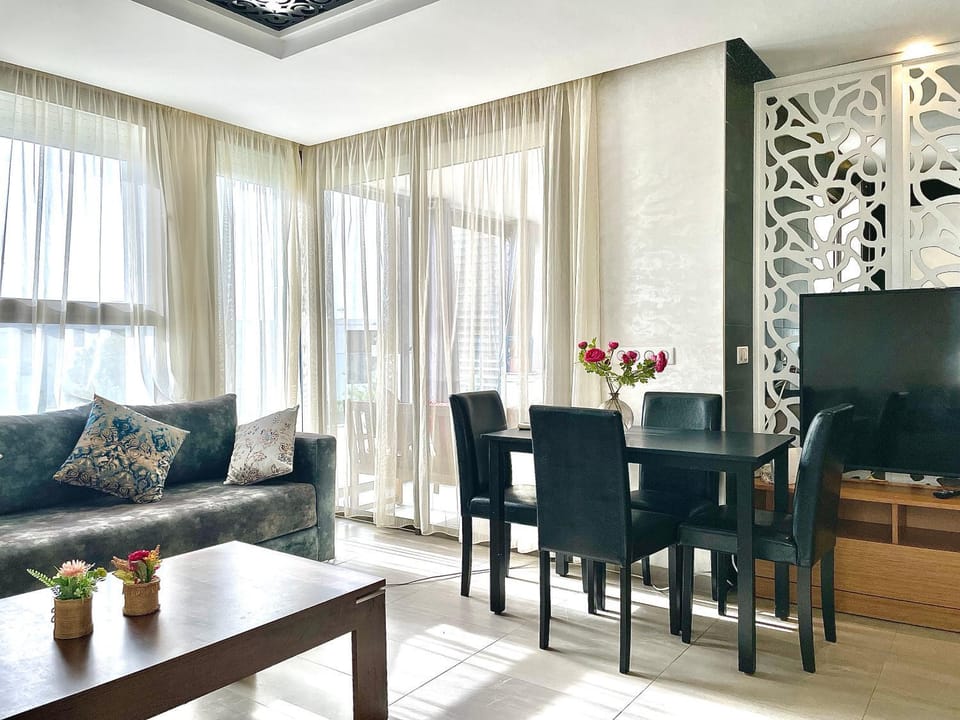 Communal lounge/ TV room, TV and multimedia, Living room, Seating area, Dining area