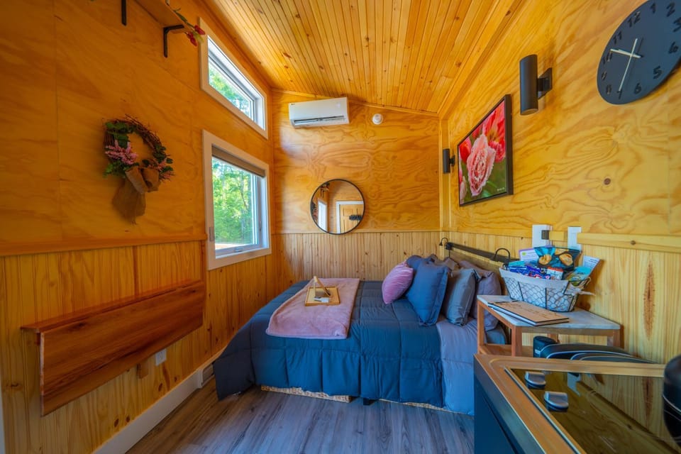 The Tulip Suite - The Dordean Suites of Chester Chalet in New Brunswick