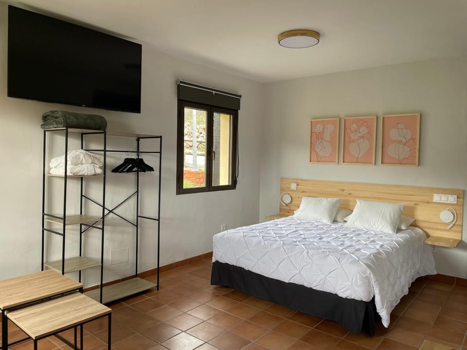 Communal lounge/ TV room, Bed, TV and multimedia, Photo of the whole room, Bedroom, wardrobe