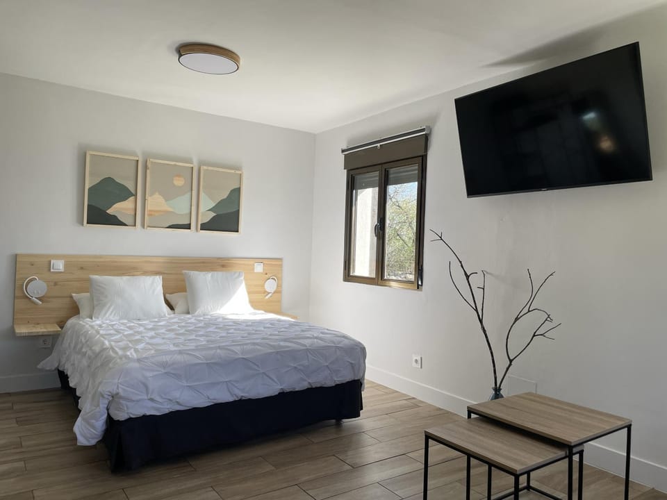 Communal lounge/ TV room, Bed, Photo of the whole room, Bedroom