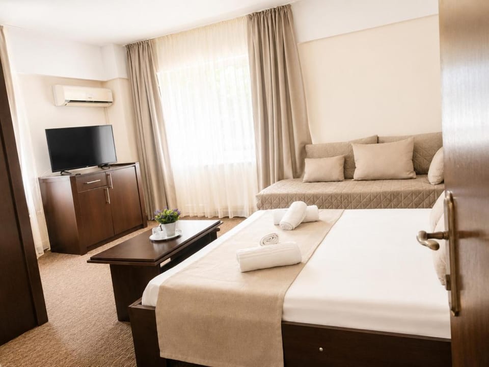 Bed, TV and multimedia, Photo of the whole room, Seating area, towels, wardrobe, air conditioner