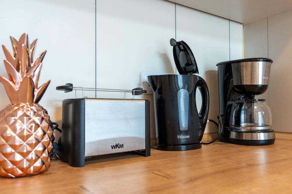 Coffee/tea facilities, toaster