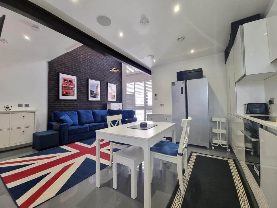TV and multimedia, Kitchen or kitchenette, Living room, Seating area, minibar