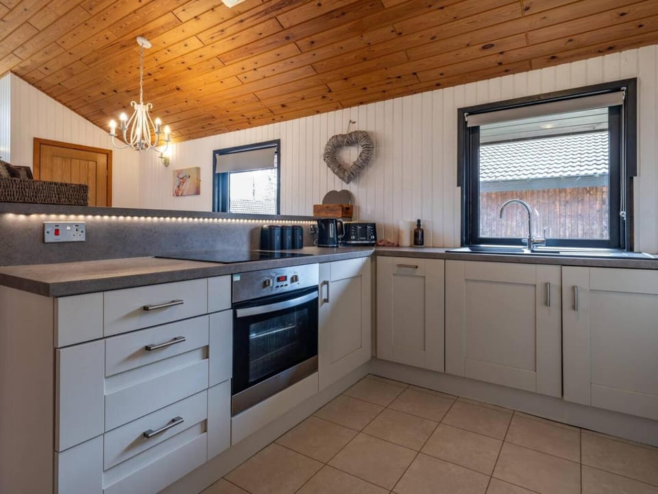 Cabin W Hot Tub, Sauna, King Beds, National Park Cabin in England
