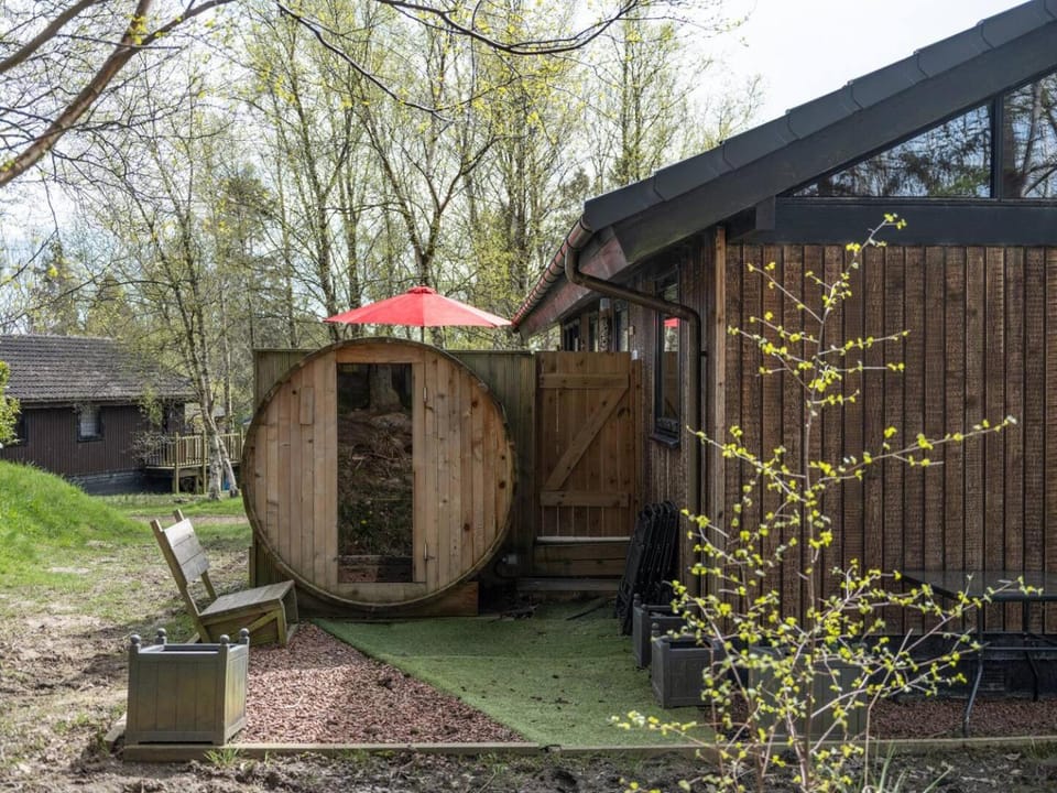 Cabin W Hot Tub, Sauna, King Beds, National Park Cabin in England