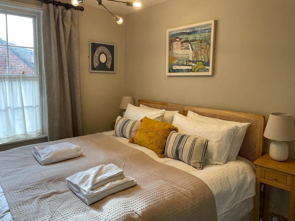 Bed, Bedroom, towels
