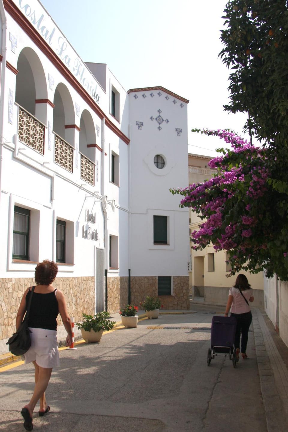 Facade/entrance, People, group of guests