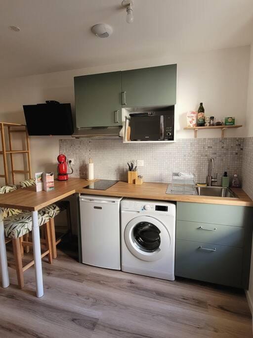 Kitchen or kitchenette, washing machine
