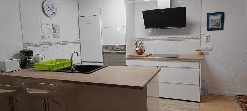 Coffee/tea facilities, Kitchen or kitchenette, dishwasher, oven, stove, toaster