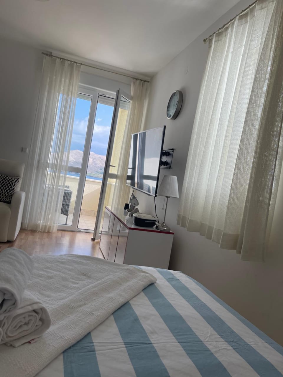 Bed, TV and multimedia, View (from property/room), View (from property/room), Mountain view, Mountain view, Sea view, Sea view, hair dresser