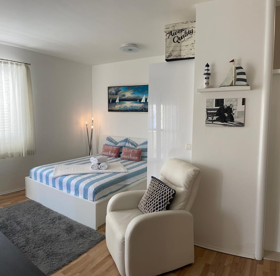 Bed, Living room, Bedroom