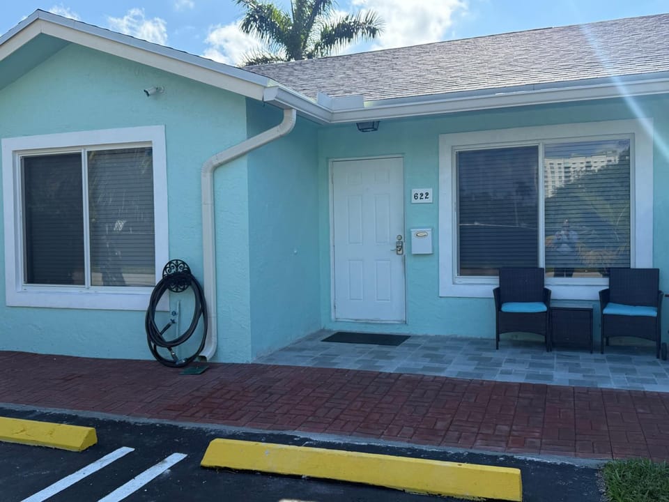 Seashell 6 - Seasonal Rental Apartment in Boynton Beach