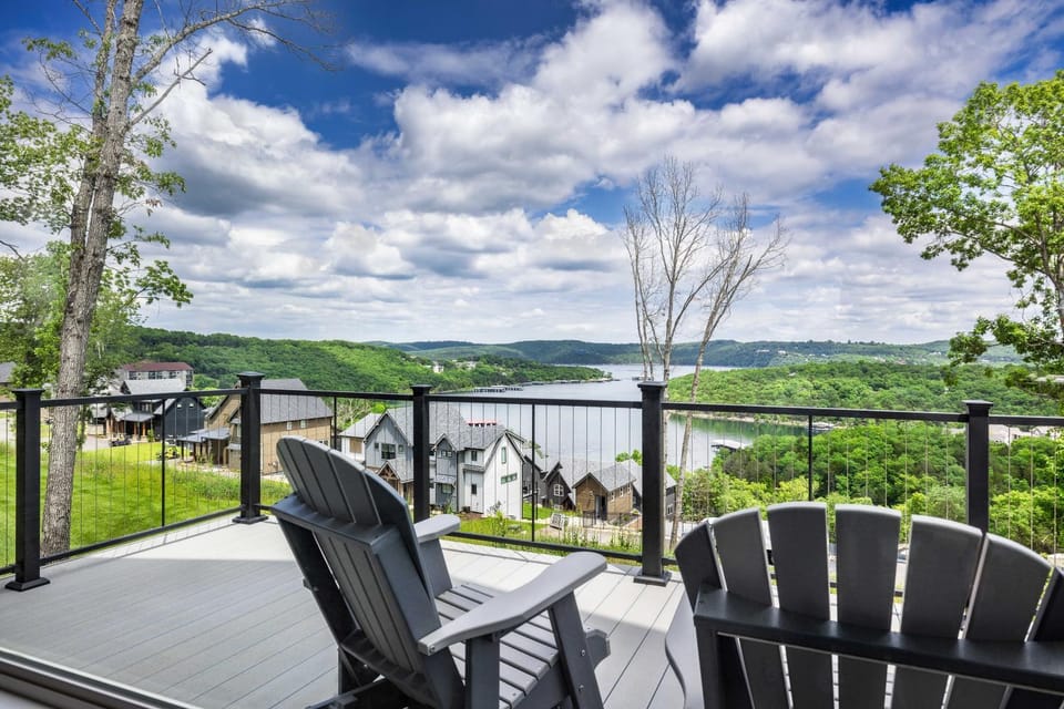 Lakefront Lodge AMAZING LAKE VIEWS! FREE amenities! Something for Everyone! House in Table Rock Lake