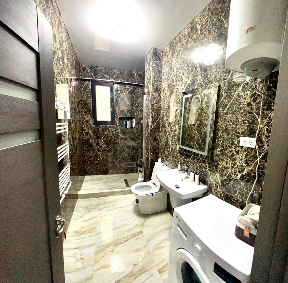 Shower, Toilet, Bathroom, towels