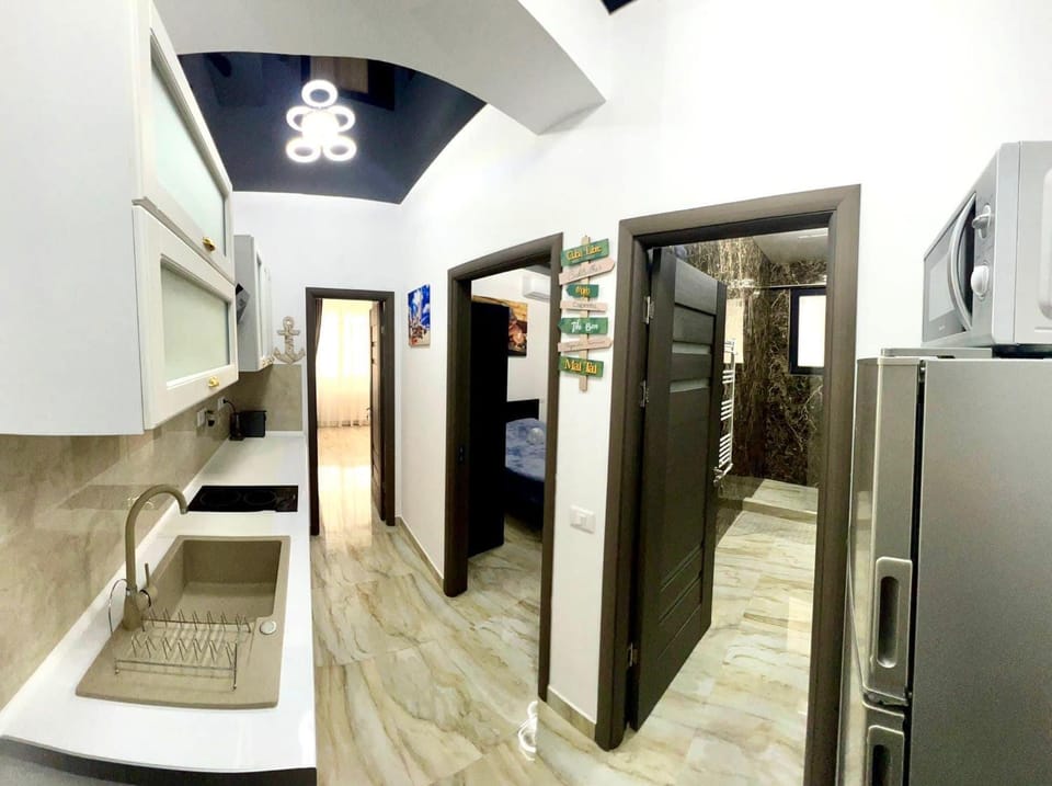 Kitchen or kitchenette, minibar