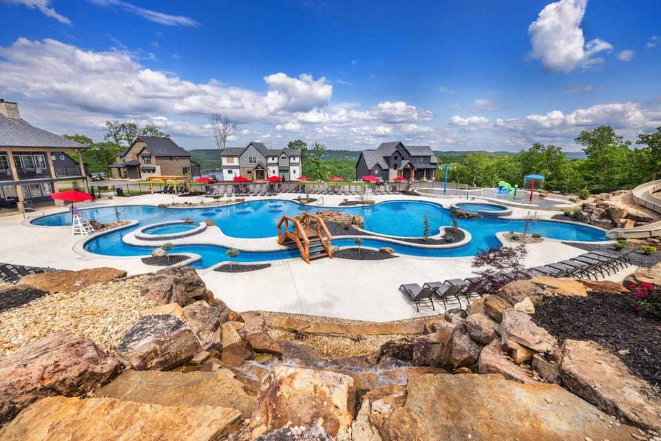 BRAND NEW! FREE amenities and a Gorgeous Lakefront Luxury Cabin with 2 Resort Pools Cabin in Table Rock Lake