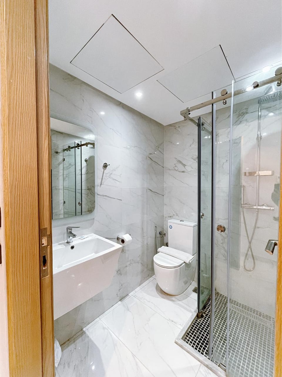Shower, Toilet