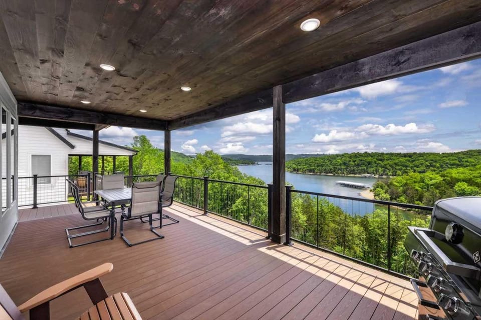 BRAND NEW! Lakefront Cabin - FREE Mini Golf, Hot Tubs, Pools, Pickleball and More! Cabin in Table Rock Lake