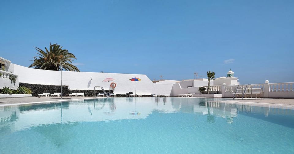 Swimming pool, sunbed