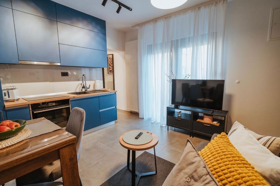 TV and multimedia, Kitchen or kitchenette, Living room, Seating area