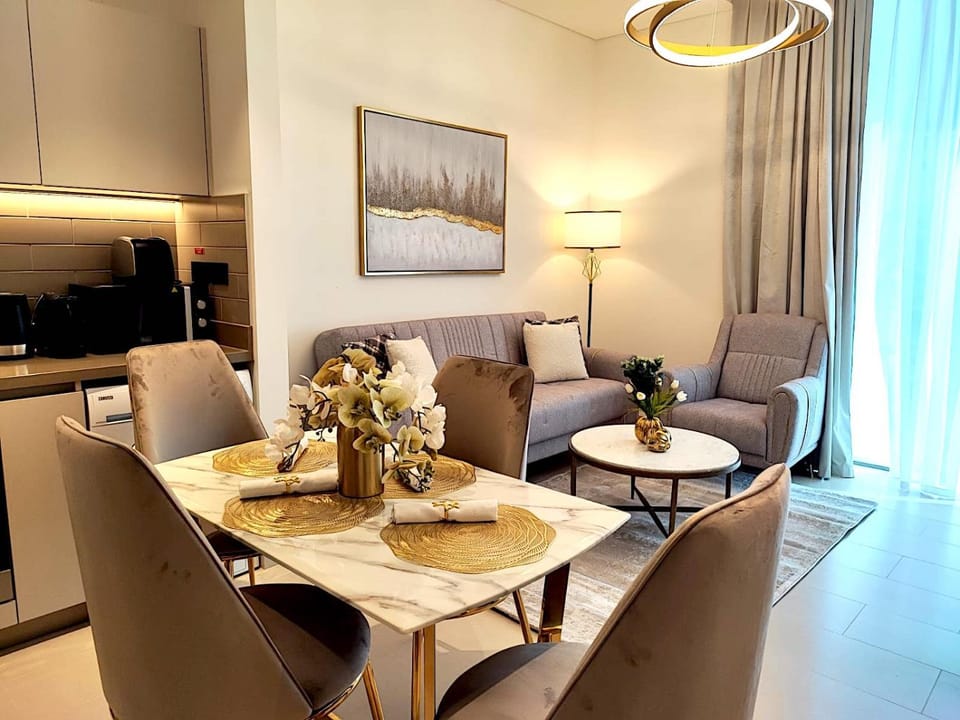TV and multimedia, Kitchen or kitchenette, Living room, Seating area, Dining area