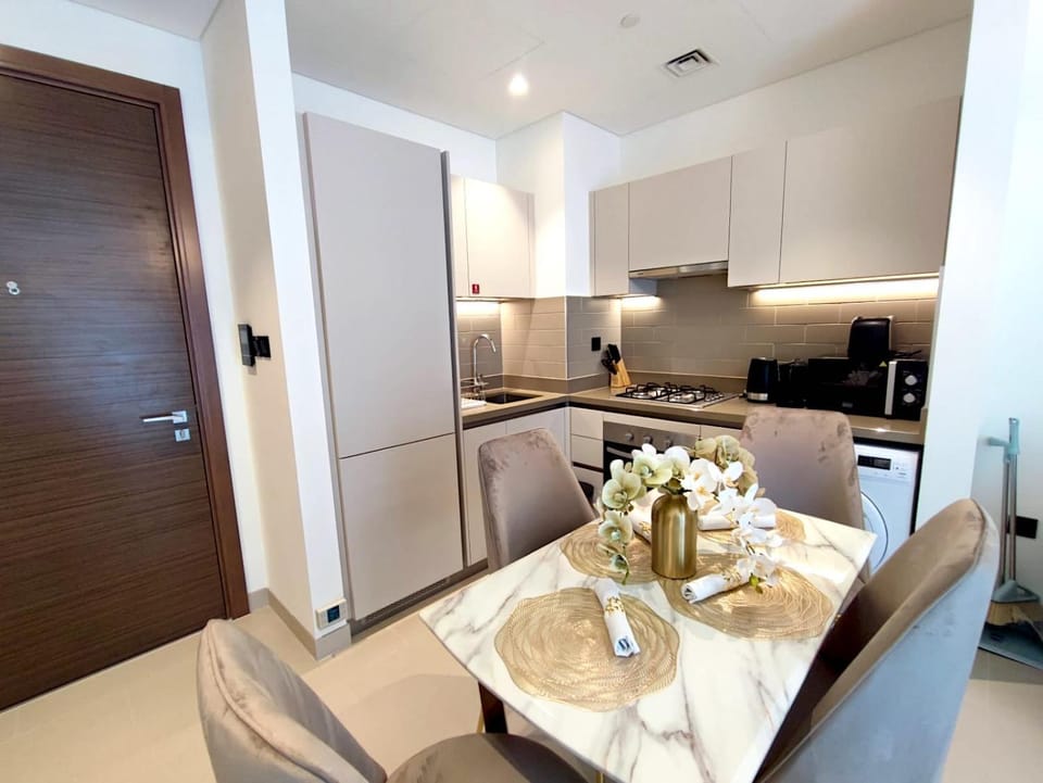 Kitchen or kitchenette, Living room, Seating area, Dining area, minibar, pet friendly