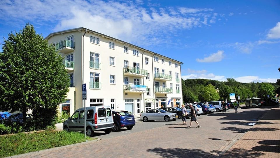 Facade/entrance, On-site shops