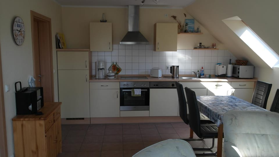 Kitchen or kitchenette, Photo of the whole room, Dining area