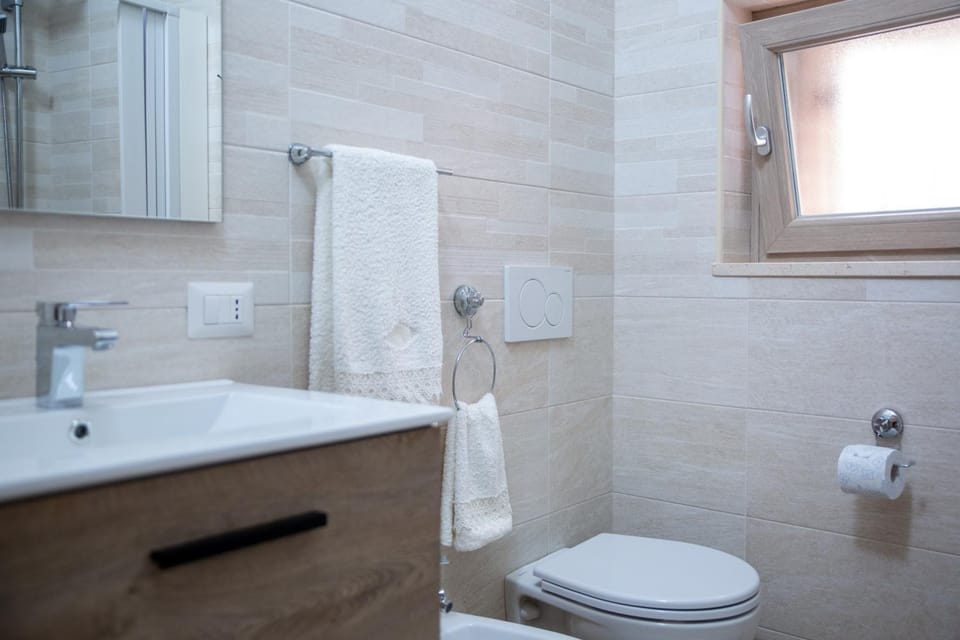 Toilet, Bathroom, bidet, towels