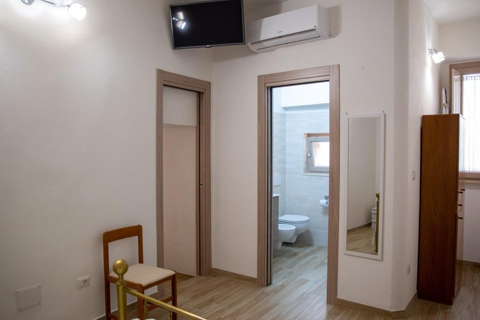 Shower, Toilet, Bathroom, TV and multimedia, towels, air conditioner