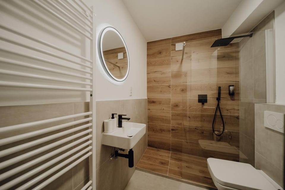 Shower, Toilet, Bathroom, towels
