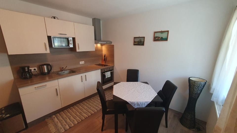 Coffee/tea facilities, Kitchen or kitchenette, Living room, Seating area, Dining area