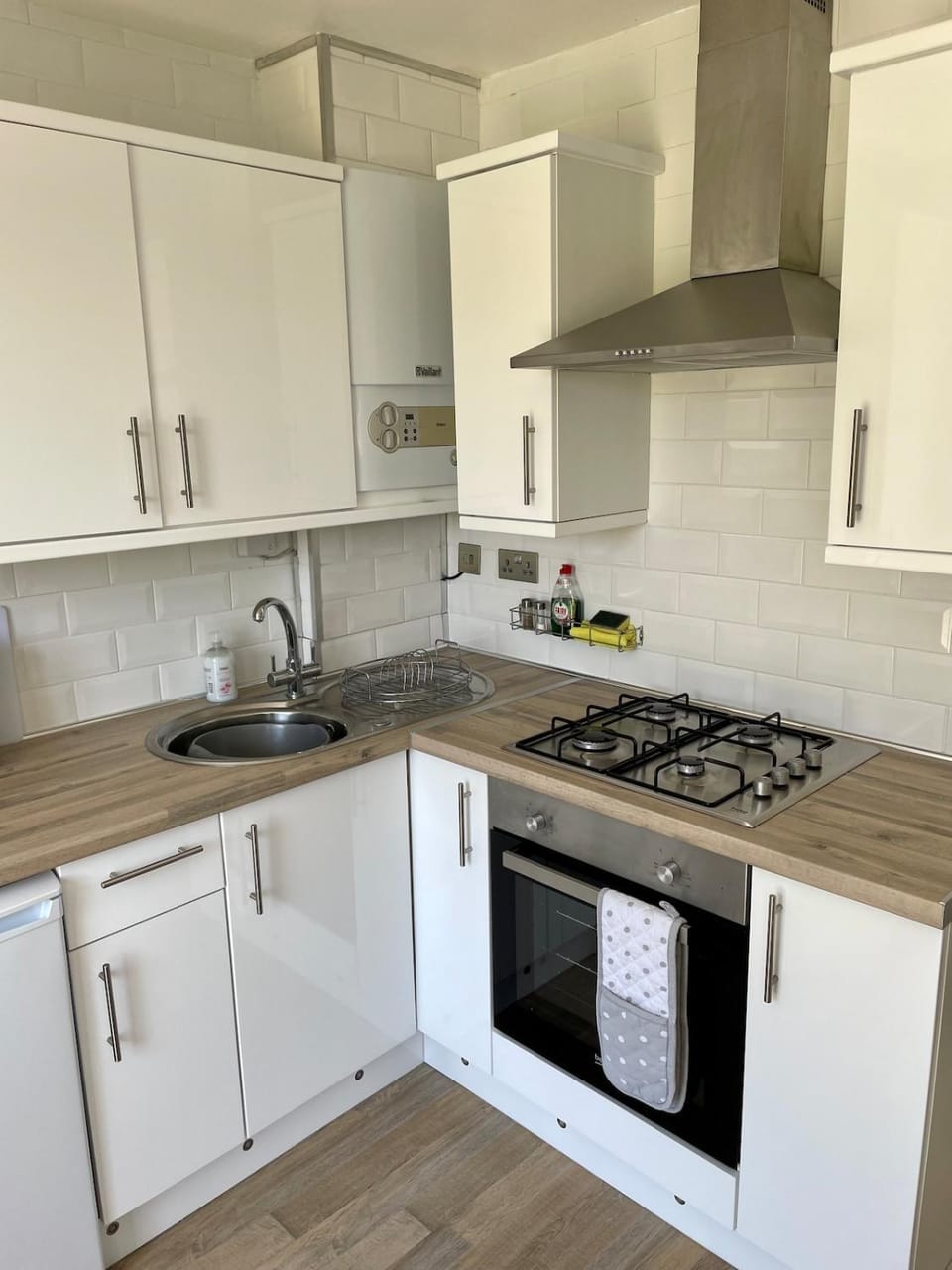 Kitchen or kitchenette, dishwasher, stove