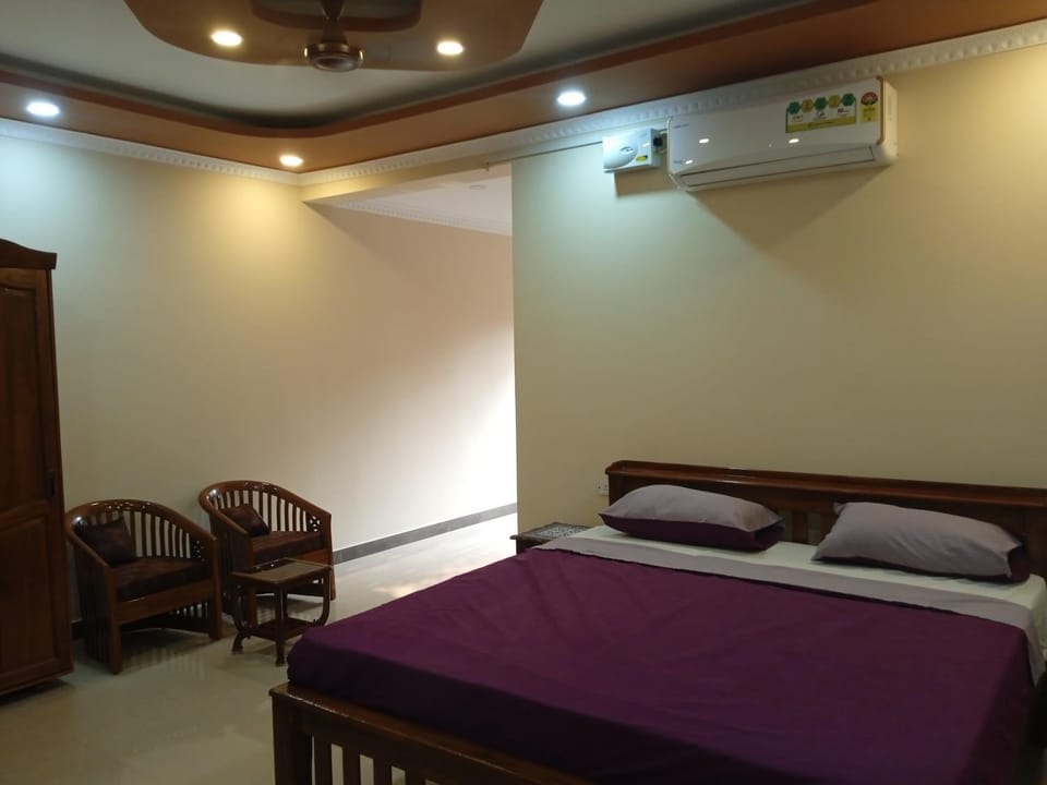 Photo of the whole room, Bedroom